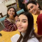 Tanu Khan Instagram - Very Happy Diwali 🪔 May this festival bring immense light, colours, peace, health, wealth & success in all of our lives. Stay blessed ✨🙏🏻🤗🥳♥️ #diwalivibes #happydiwali #diwaliwithfriends #happiness #festivevibes #instapic Fable Cafe and Bar