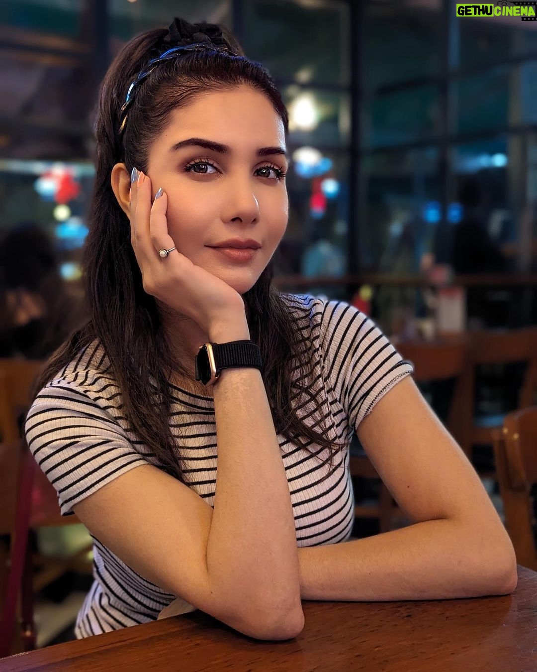 Tanu Khan Instagram - βHame apni Jeet k saath saath apni haar se bhi pyar hai Kyun k taqdeer pe bharosa beshumaar hai β Written by me π
So, Thoko taali ππ»ππ» #instathought #goodthoughts #optimism #writing #creative #feels Powai