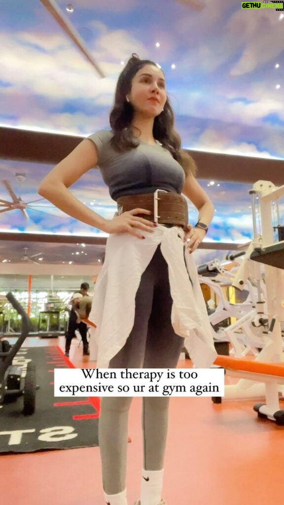 Tanu Khan Instagram - Optimum utilisation of available resources 😅✌🏻 . . . . . . . . #smilingthroughthepain #therapy #alternateoptions #selfsufficient #selfhelp #uplift #gymistherapy #gymlife #councelling #funnyreel #humour #healthroughlaughter #innerwork #trauma #traumahealing #constantwork #heal