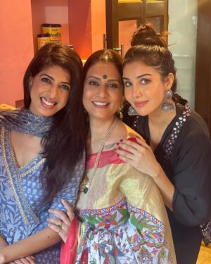 Tanu Khan Instagram - Met my #lovelies after a long time
#frienshipgoals #neverchanginglove #dosti #sisterlove #bestbond