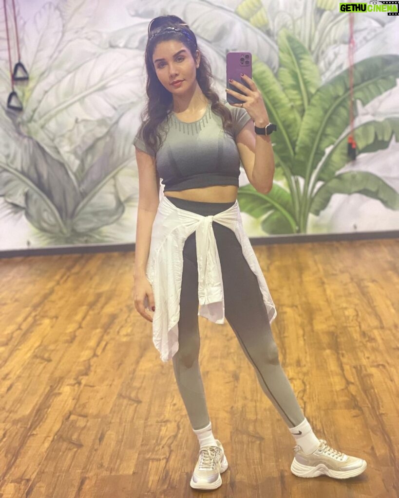 Tanu Khan Instagram - #postworkout #happiness thanks to immense amount of #happyhormones If you #love yourself #workout daily ❤️ #dressup #showup #glowup ✌🏻 #ootd #gymmotivation #gymlife #legday #gymstyle #gymgirl