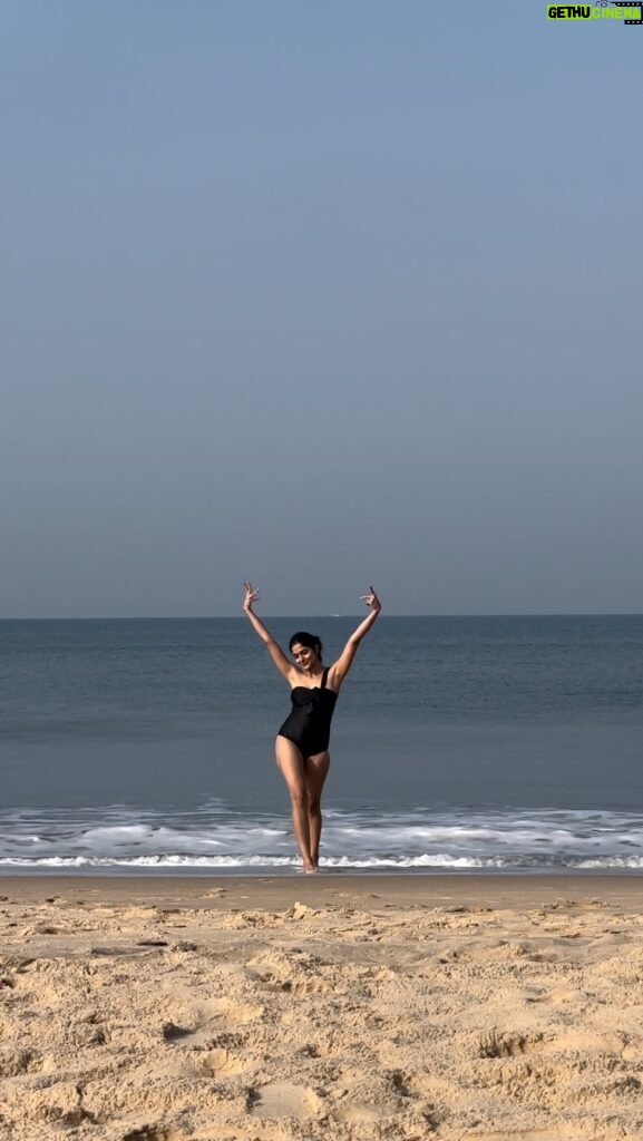 Tanvi Malhara Instagram - Kuch nahi bass followers kam ho rahe the😂 #lol #jk #beach #beachgirl #waterbaby #tanvimalhara #goa #throwback