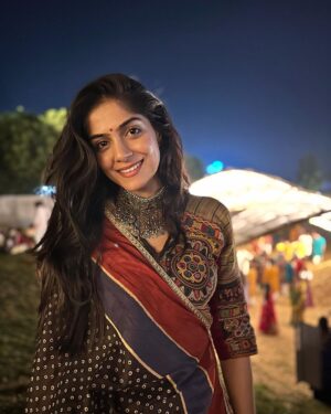 Tanvi Malhara Instagram - Because sleep deprivation for Garba is worth it✨💃🏻❤️

Also I cannot ever stick to the hairstyle I stepped out  of the house with😂

#navratri2023