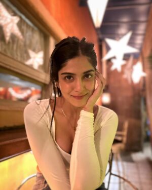 Tanvi Malhara Instagram - द इनफेमस लट ✨💛

#tanvimalhara #weekend #love