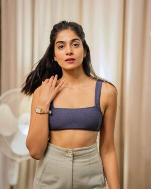 Tanvi Malhara Instagram - Mumma only liked one, guess konsa? 

#mood #tanvimalhara 

📷 @monishthamba 💕
