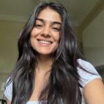 Tanvi Malhara Instagram - The feminine urge to blindly believe that she will singlehandedly change a man’s will to commit to her after him repeatedly saying he’s not looking for anything serious🥲😭 #menyaar #commitment #situationship #casualrelationships #change #love #lovestatus #tanvimalhara #achhasuno