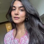 Tanvi Malhara Instagram - Hoon mai clingy aur needy, kya karu mai?😭 #joke #funny #reels #instagram #notastrongindependentwoman #clingygirlfriend #needy #girlfriend #woman #love #lovequotes #lovememe #explore