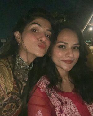 Tanvi Malhara Instagram - Because sleep deprivation for Garba is worth it✨💃🏻❤️

Also I cannot ever stick to the hairstyle I stepped out  of the house with😂

#navratri2023