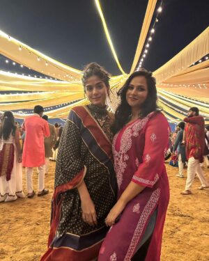 Tanvi Malhara Instagram - Because sleep deprivation for Garba is worth it✨💃🏻❤️

Also I cannot ever stick to the hairstyle I stepped out  of the house with😂

#navratri2023