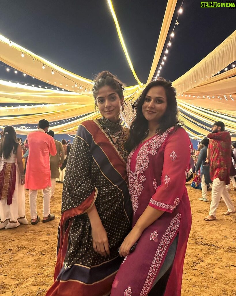 Tanvi Malhara Instagram - Because sleep deprivation for Garba is worth it✨💃🏻❤️ Also I cannot ever stick to the hairstyle I stepped out of the house with😂 #navratri2023 Ahmedabad, India