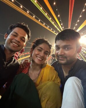 Tanvi Malhara Instagram - Because sleep deprivation for Garba is worth it✨💃🏻❤️

Also I cannot ever stick to the hairstyle I stepped out  of the house with😂

#navratri2023