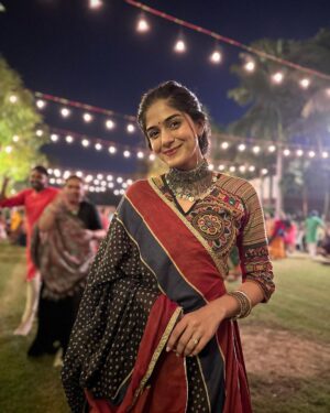 Tanvi Malhara Instagram - Because sleep deprivation for Garba is worth it✨💃🏻❤️

Also I cannot ever stick to the hairstyle I stepped out  of the house with😂

#navratri2023