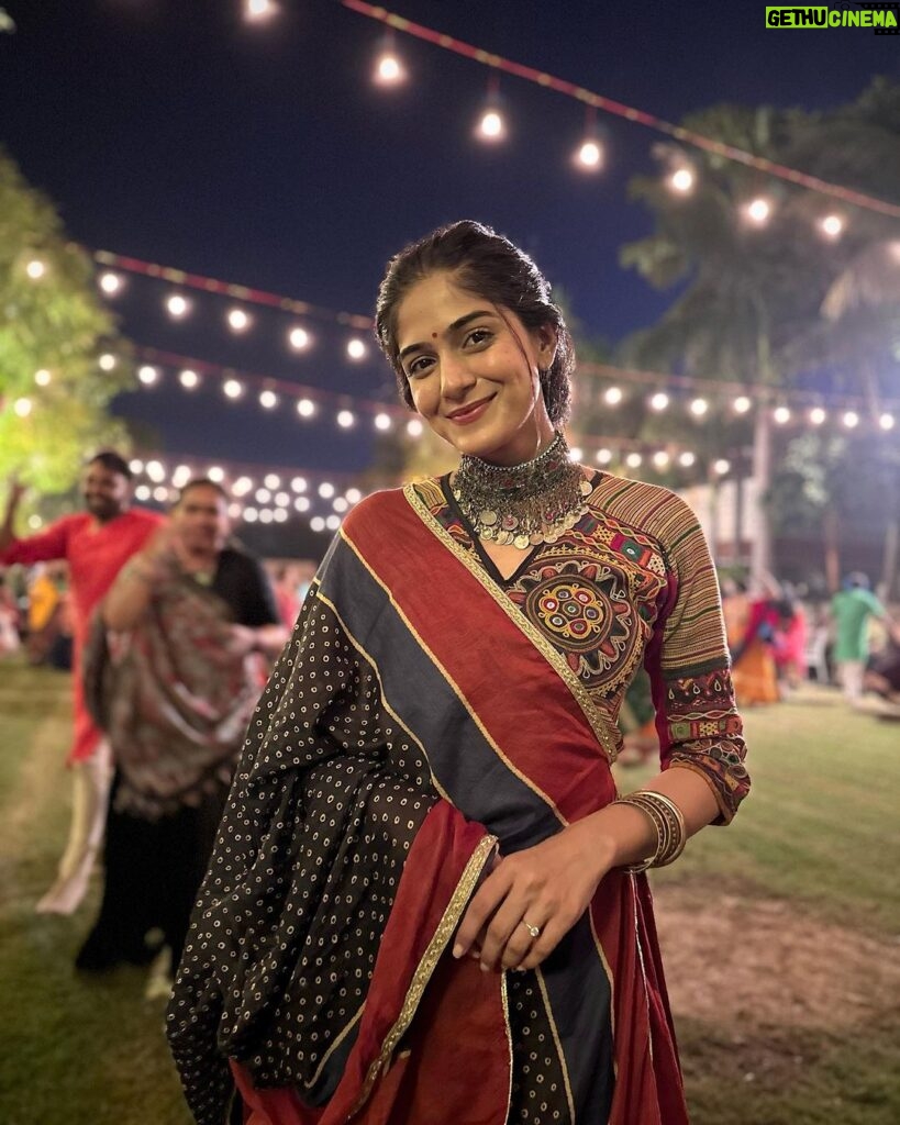 Tanvi Malhara Instagram - Because sleep deprivation for Garba is worth it✨💃🏻❤️ Also I cannot ever stick to the hairstyle I stepped out of the house with😂 #navratri2023 Ahmedabad, India