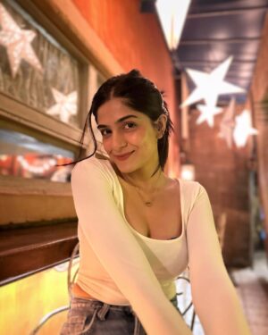 Tanvi Malhara Instagram - द इनफेमस लट ✨💛

#tanvimalhara #weekend #love