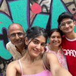 Tanvi Malhara Instagram – Kal ki dopahar and peeche khade uncle ki nazar dono kaafi yaadgaar😂❤️

#family #malharas #mumbai Mumbai, Maharashtra