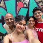 Tanvi Malhara Instagram - Kal ki dopahar and peeche khade uncle ki nazar dono kaafi yaadgaar😂❤️ #family #malharas #mumbai Mumbai, Maharashtra