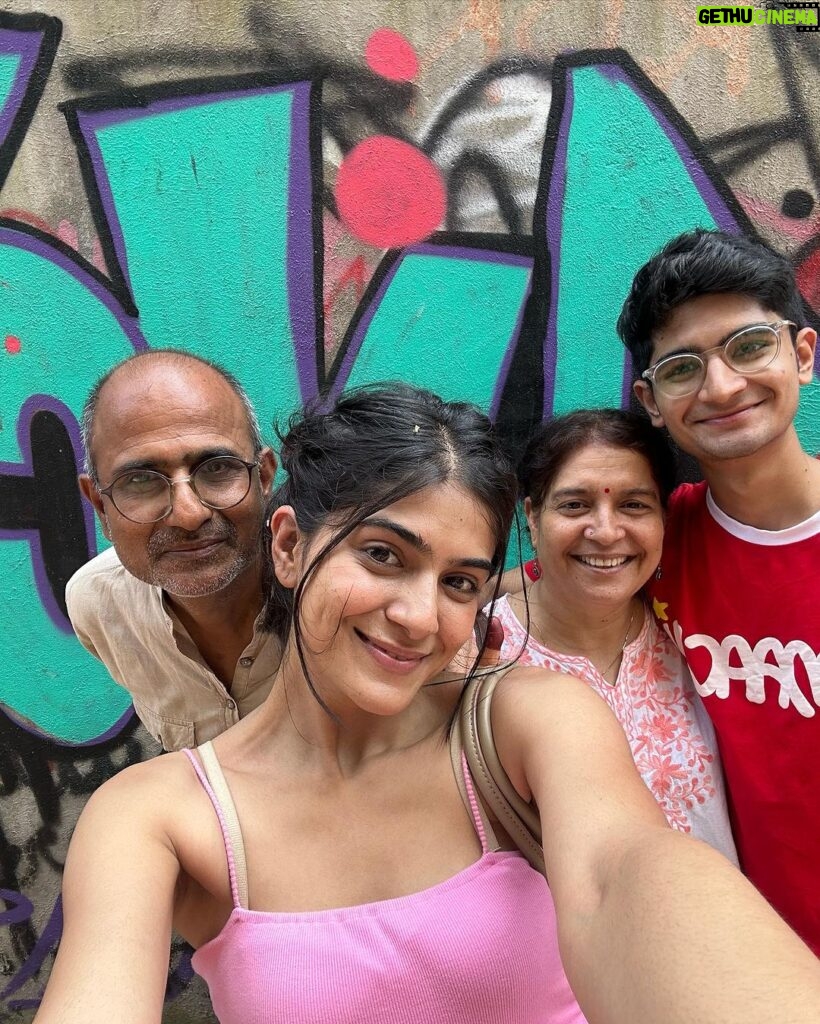 Tanvi Malhara Instagram - Kal ki dopahar and peeche khade uncle ki nazar dono kaafi yaadgaar😂❤️ #family #malharas #mumbai Mumbai, Maharashtra