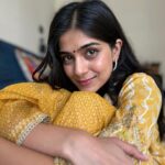Tanvi Malhara Instagram - Mera bhai bolega, “Ye bindi lagake kya prove karna chahti hai?”😂 #weekend #tanvimalhara #love Mumbai, Maharashtra