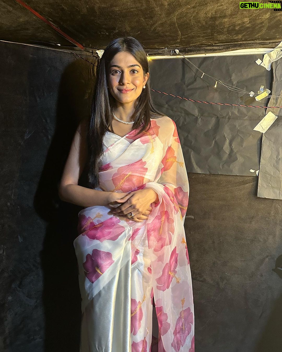 Tanvi Malhara Instagram - It’s so freeing when I get to be myself with people I have on my show. It’s an adventure to talk to people, know them and make them laugh❤️ I wanted to be Ellen ever since I was a child and even though I am not even close, I am lucky enough to have this journey started. So grateful for @hinditvglobal and @arunanjalisingh for letting me be me. I only wish for people to have the most fun coming on my show🥹🫶 #talkshowhost #spiceitupwithtanvi #tanvimalhara