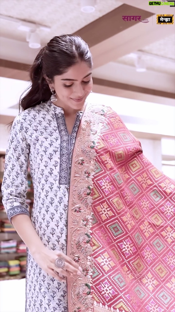 Tanvi Malhara Instagram - Diwali is all about love and togetherness. Growing up, I remember going shopping with my mum and badi maa for diwali outfits and patakhas. As we grew older, pathakas were stopped but the tradition of buying traditional continues. It’s these times that I look forward to most of my year🥹❤️ Celebrating my favourite festival and continuing our ritual of buying beautiful sarees with @sagarmenza_jalna ❤️ #diwali #happydhanteras #diwali2023 #love #traditional #sarees #tanvimalhara #festivals #family