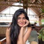 Tanvi Malhara Instagram - From barely eating to eating wholeheartedly for my soul; we’ve come a long way❤️ 19 year old Tanvi would avoid social settings to avoid indulging, would survive on bare minimum foods and would obsess over weight. Lesson learnt is Being Skinny isn’t equivalent to being beautiful💕💪 We’re all cuties yaaa🤍 #beyourownbodytype #food #soul #heart #bali #anorexia #bingeeating #bulimea #bodypositive #heathy #happy Bali, Indonesia