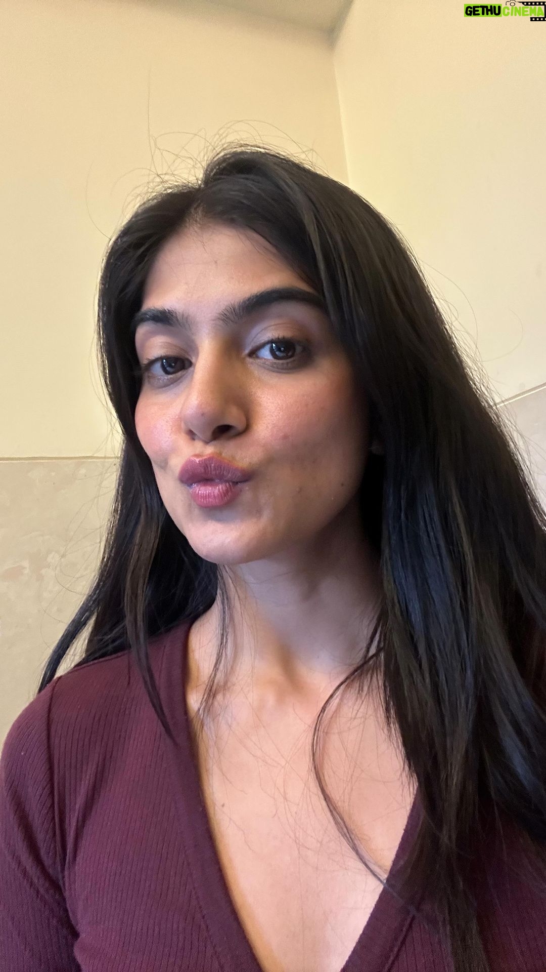 Tanvi Malhara Instagram - Vo aapki bestfriend ho hee nahi sakti Agar uske siblings jyada mentally stable na ho😂❤️ Tag your bestie and let her know you miss her❤️🥲 #femalefriendships #girls #love #bestfriends #goals #girls #reels #relatablereels #bestie #longdostancefriendship #achhasuno #suno #tanvimalhara