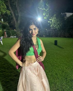 Tanvi Malhara Instagram - Garba with family hits different❤️🤍

 #night #garba #navratri2023 #tanvimalhara #love #family