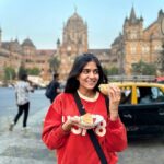 Tanvi Malhara Instagram - Being touristy in our own city 🌃 Had the best Christmas and I couldn’t be more grateful✨🎄 #christmas #holidays #mumbai #love #tanvimalhara Marine Lines
