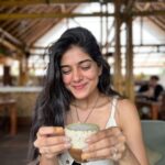 Tanvi Malhara Instagram - From barely eating to eating wholeheartedly for my soul; we’ve come a long way❤️ 19 year old Tanvi would avoid social settings to avoid indulging, would survive on bare minimum foods and would obsess over weight. Lesson learnt is Being Skinny isn’t equivalent to being beautiful💕💪 We’re all cuties yaaa🤍 #beyourownbodytype #food #soul #heart #bali #anorexia #bingeeating #bulimea #bodypositive #heathy #happy Bali, Indonesia