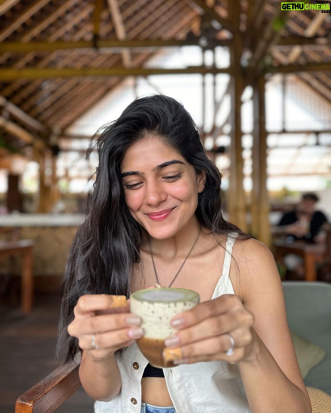 Tanvi Malhara Instagram - From barely eating to eating wholeheartedly for my soul; we’ve come a long way❤️ 19 year old Tanvi would avoid social settings to avoid indulging, would survive on bare minimum foods and would obsess over weight. Lesson learnt is Being Skinny isn’t equivalent to being beautiful💕💪 We’re all cuties yaaa🤍 #beyourownbodytype #food #soul #heart #bali #anorexia #bingeeating #bulimea #bodypositive #heathy #happy Bali, Indonesia