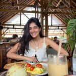 Tanvi Malhara Instagram - From barely eating to eating wholeheartedly for my soul; we’ve come a long way❤️ 19 year old Tanvi would avoid social settings to avoid indulging, would survive on bare minimum foods and would obsess over weight. Lesson learnt is Being Skinny isn’t equivalent to being beautiful💕💪 We’re all cuties yaaa🤍 #beyourownbodytype #food #soul #heart #bali #anorexia #bingeeating #bulimea #bodypositive #heathy #happy Bali, Indonesia