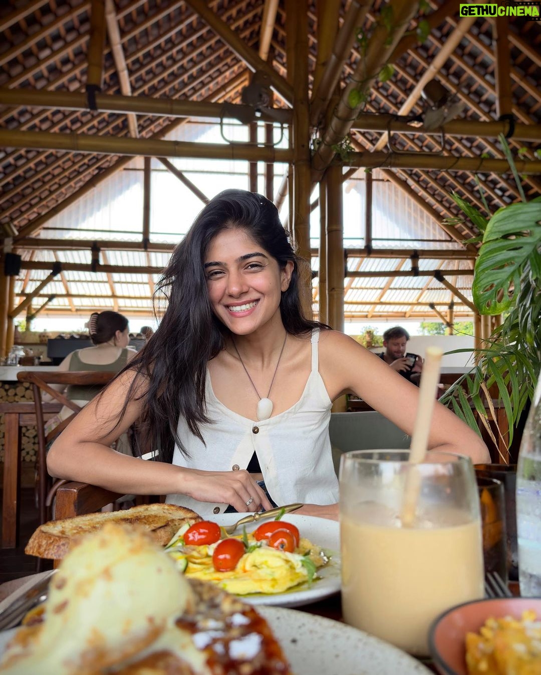 Tanvi Malhara Instagram - From barely eating to eating wholeheartedly for my soul; we’ve come a long way❤️ 19 year old Tanvi would avoid social settings to avoid indulging, would survive on bare minimum foods and would obsess over weight. Lesson learnt is Being Skinny isn’t equivalent to being beautiful💕💪 We’re all cuties yaaa🤍 #beyourownbodytype #food #soul #heart #bali #anorexia #bingeeating #bulimea #bodypositive #heathy #happy Bali, Indonesia