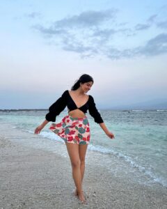 Tanvi Malhara Instagram - Salty hair and breezy air🥹🏝️🌊 #bali #beach #waterbaby #island #sunset #love #tanvimalhara Gili Trawangan Island, Lombok Indonesia
