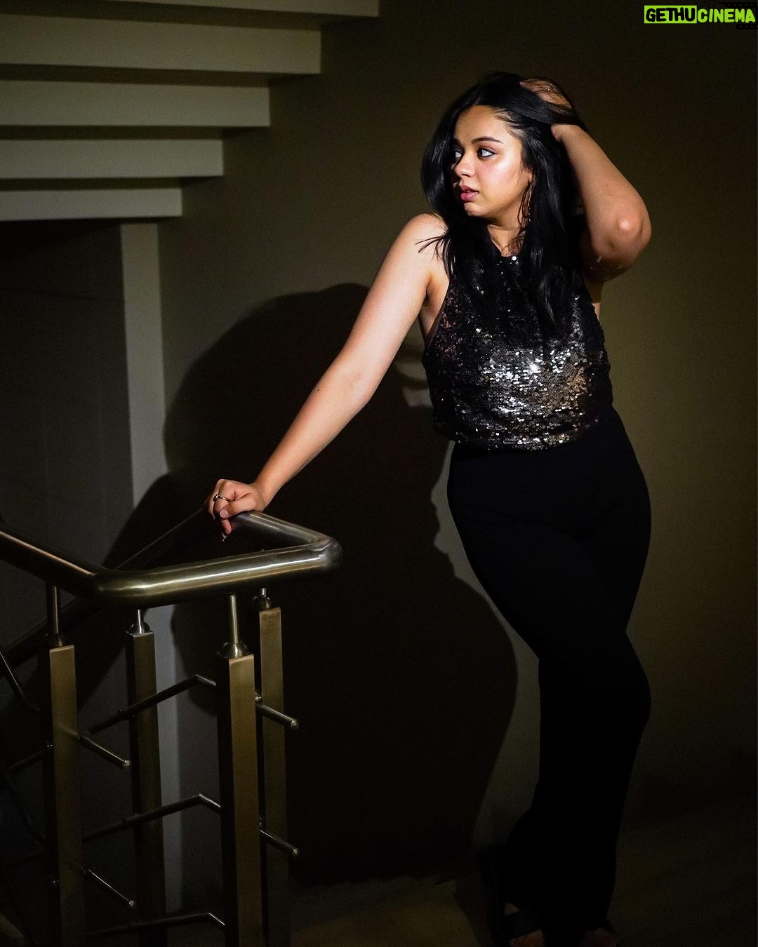 Tarjanee Bhadla Instagram - Stuck in the big world ✨ . . Styled by @komalnotsokomal Shot and edited by @parthsurtiphotography