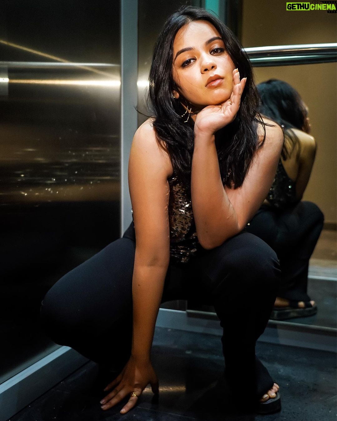 Tarjanee Bhadla Instagram - Stuck in the big world ✨ . . Styled by @komalnotsokomal Shot and edited by @parthsurtiphotography