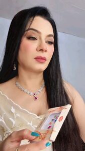 Tassnim Sheikh Instagram - Sacchi khushi🤣 #rakhidave #reelsinstagram #reels #reelitfeelit #reelitwithtn #instagramreels #instareels #instareel #funnyreels