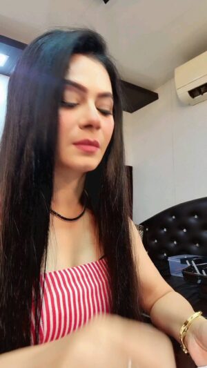 Tassnim Sheikh Instagram - Rahul aur Nisha kaun hai ???🤣
#reelsinstagram #reels #reelitfeelit #reelitwithtn #reel #instagramreels #instareels