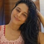 Tassnim Sheikh Instagram - My sunday routine bacchpan se tel malish😍. Aapka kya routine hai ? #sunday #hairoil #haircare
