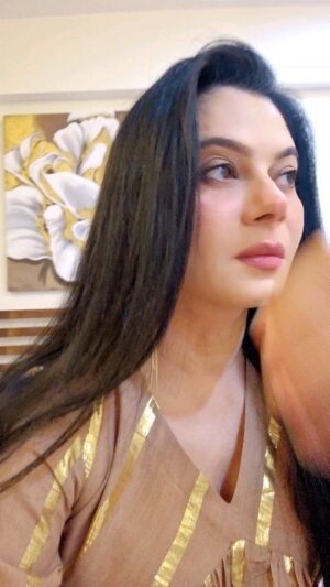 Tassnim Sheikh Instagram - Itni himmat🤣
#reelsinstagram #instareel #instagramreels #reelitwithtn #reelitfeelit