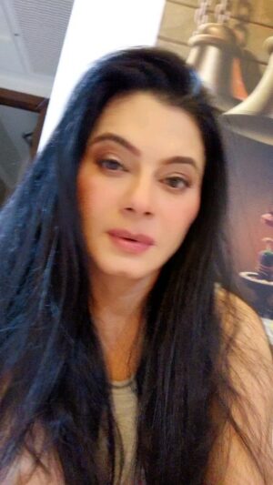 Tassnim Sheikh Instagram - Profile pe photo lagao bhai 🤣
#reelsinstagram #instagramreels #reels