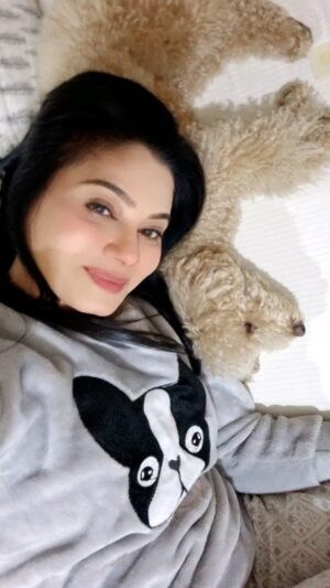 Tassnim Sheikh Instagram - Is she doing the same thing back to me .... hahahaha @cuddles_nerurkarr
#instagramreels #reelsinstagram #instareels #reels
