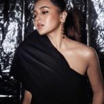 Tejasswi Prakash Instagram - Welcome to my dark side ♥️ . . . . . Outfit : @ambikalal Jewellery : @amamajewels Stylist: @kansalsunakshi Style team: @himanishukla48 Makeup @shrishtishettyy Hair @zulekha333