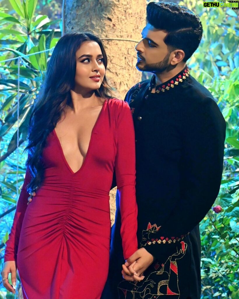 Tejasswi Prakash Instagram - When you’re with the right person.. there are no challenges in love ❤‍🔥Don’t Forget to watch #TemptationIslandIndia with my own little red hot temptation @tejasswiprakash tonight at 8 only on @officialjiocinema Outfit: @bharat_reshma