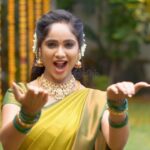 Tejaswini Gowda Instagram - Adi Alagaaa sirichaaa Mugameee 😍 வித்யா No1 | திங்கள் - வெள்ளி | இரவு 8.30 மணிக்கு. #VidhyaNo1 #Sanjay #Vidhya #Puviarasu #Tejashwini #LiveReel #Zeetamil #ZeeOnTheGoReels