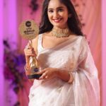 Tejaswini Gowda Instagram - Most popular pair and Raising star of the year🥰♥️ Thank u @zeetamizh for appreciating me n my work and encouraging me to do more n more🥰 N thank u so much everyone for ur support and I’ll never fail to entertain u guys🥰 Love u all….!!!!!!♥️ Outfit: @annamstudio 🥰 Jewellery: @new_ideas_fashions ♥️