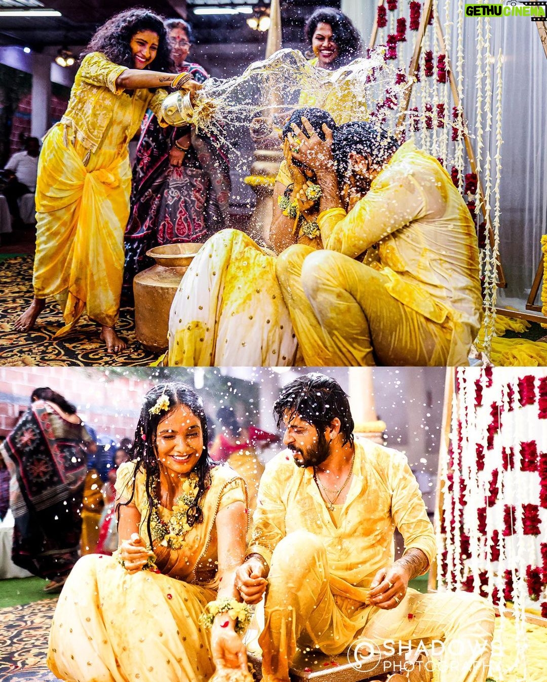 Tejaswini Gowda Instagram - Splashes and spills filled with contentment 💫 #outdoor #outdoorphotography #outdoorcoupleshoot #preweddingshoot #postwedding #engagement #engaged #beachshoot #couplegoals #photography #photographer #shadowsphotography Bangalore, India