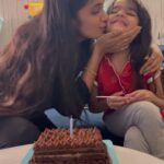 Tejaswini Gowda Instagram - Yayy!! My first cake of today 🥰🥰 Tq soo muchh Teju atha ❤️ it was really special 🥰 I loved the cake too, Yummyyyy 🤩 @_tejaswini_gowda_official @anchorravi_offl @nitya.saxena1186 #princessviya