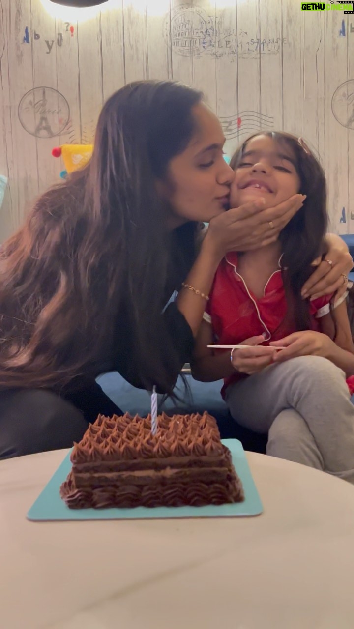 Tejaswini Gowda Instagram - Yayy!! My first cake of today 🥰🥰 Tq soo muchh Teju atha ❤️ it was really special 🥰 I loved the cake too, Yummyyyy 🤩 @_tejaswini_gowda_official @anchorravi_offl @nitya.saxena1186 #princessviya
