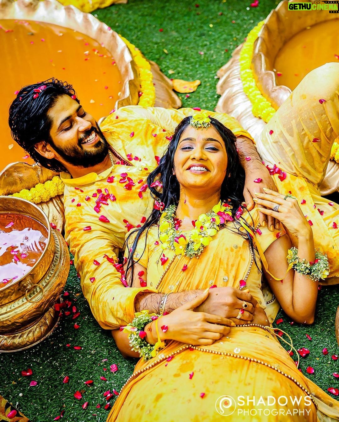 Tejaswini Gowda Instagram - Splashes and spills filled with contentment 💫 #outdoor #outdoorphotography #outdoorcoupleshoot #preweddingshoot #postwedding #engagement #engaged #beachshoot #couplegoals #photography #photographer #shadowsphotography Bangalore, India