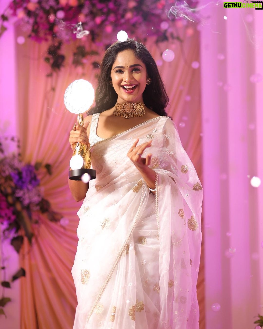 Tejaswini Gowda Instagram - Most popular pair and Raising star of the year🥰♥️ Thank u @zeetamizh for appreciating me n my work and encouraging me to do more n more🥰 N thank u so much everyone for ur support and I’ll never fail to entertain u guys🥰 Love u all….!!!!!!♥️ Outfit: @annamstudio 🥰 Jewellery: @new_ideas_fashions ♥️